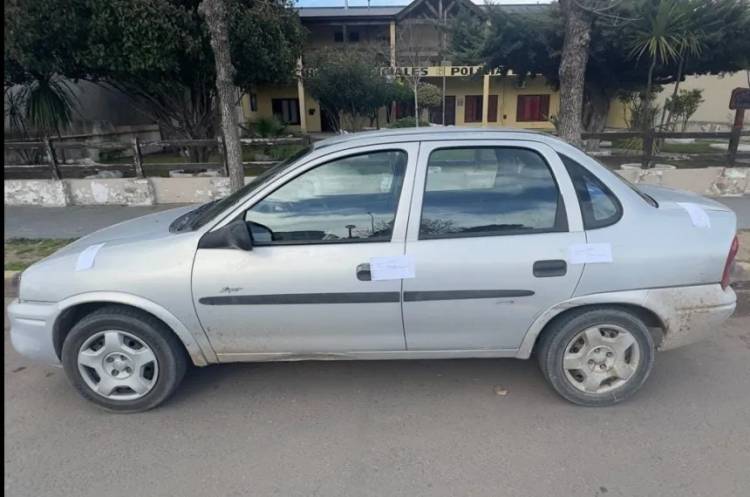 Sorprendidos in fraganti: apresan a dos hombres que robaban piezas de un auto incendiado en la Ruta 5