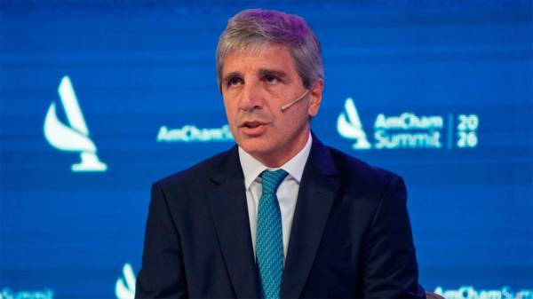 Luis Caputo destacó un excedente de divisas y proyecta cuatro años de superávit bajo la gestión de Javier Milei