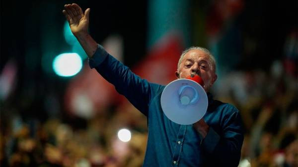 Lula cuestionó el viaje de Flávio Bolsonaro a EE.UU.: "Quien sale escondido debe alguna cosa"
