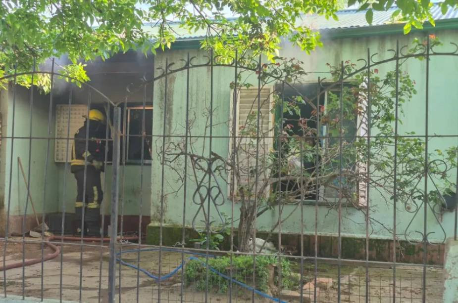 Ajuste de cuentas en Santa Rosa: prenden fuego una casa tras un ataque a puñaladas