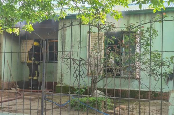 Ajuste de cuentas en Santa Rosa: prenden fuego una casa tras un ataque a puñaladas
