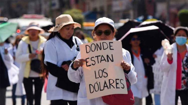 La falta de combustible y dólares complica aún más la profunda crisis en Bolivia