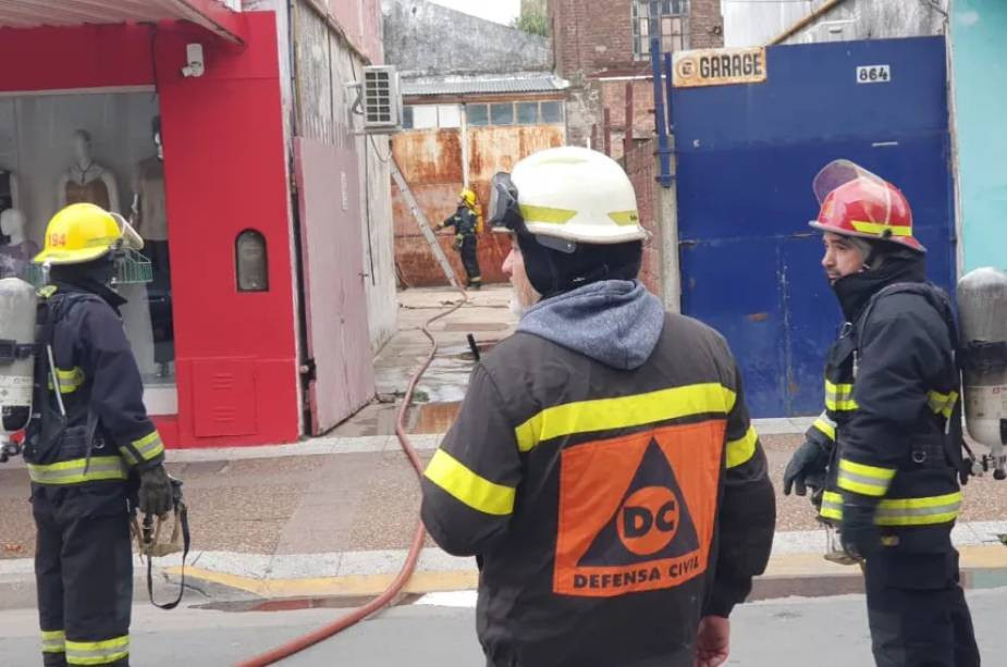 General Pico: contuvieron un foco ígneo en el techo de un local comercial