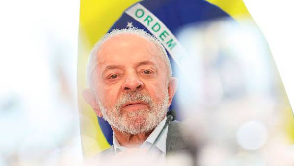 Lula emitió su voto en Brasil y advirtió que la elección define "entre la democracia y la barbarie"