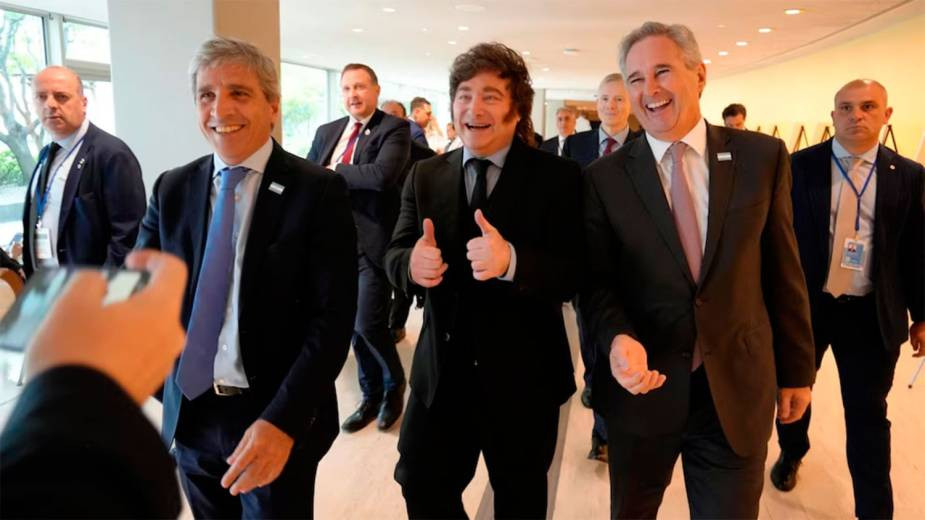 A los chapazos: la Rosada usa París para seducir gobernadores, abrochar el Presupuesto y voltear las PASO
