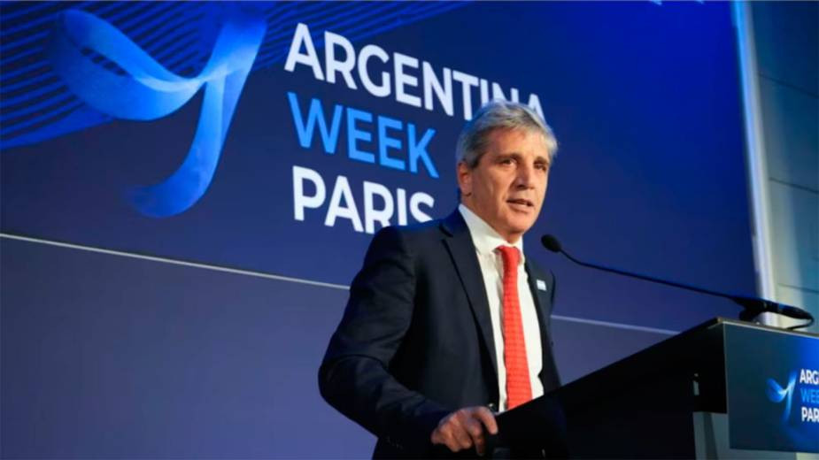 Luis Caputo en París: negó la recesión, justificó el salto del riesgo país y aseguró que hay inversiones millonarias en marcha