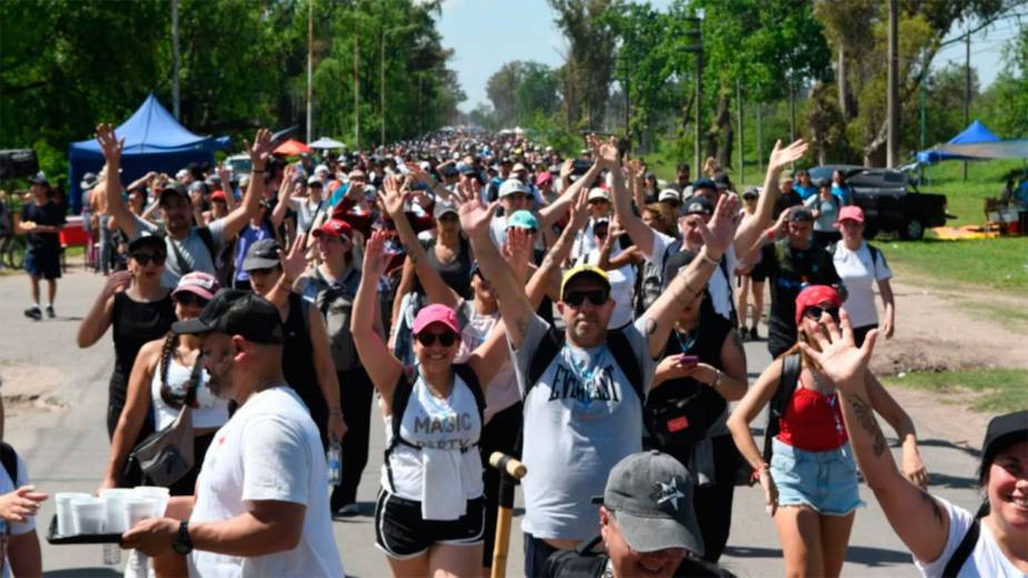 Fervor y expectativa: multitudes marchan a Luján palpitando la llegada del Papa León XIV