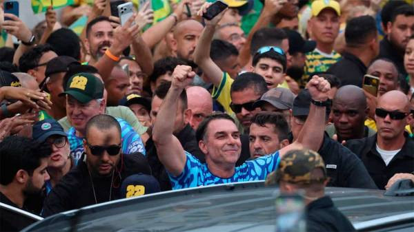 Flávio Bolsonaro cerró su campaña electoral con duras críticas a Lula y un llamado al cambio en Brasil