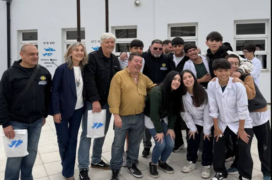 Estudiantes de General Pico presentaron el libro "Voces de Malvinas" con apoyo institucional