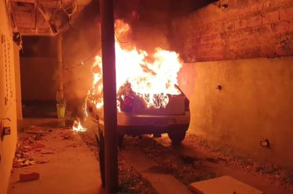 General Pico: un incendio vehicular destruyó un auto y obligó a rescatar a una madre y a su bebé