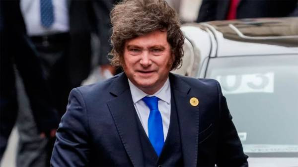 Aterrizaje en París: Milei va por los millones franceses y se ve las caras con Macron