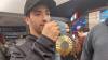 "Maligno" Torres arribó a la Argentina y fue ovacionado en Ezeiza al mostrar la medalla de oro